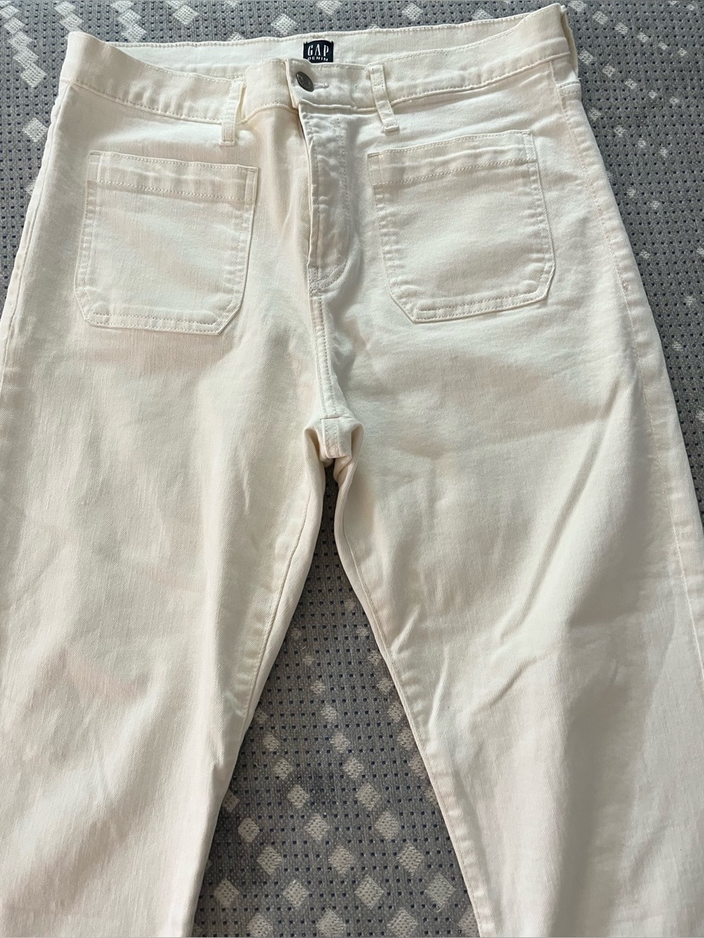 GAP white Front Patch Pocket Jeans
Frayed on bottom COTTON so soft